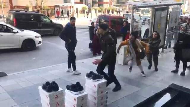 Esenyurt'ta Başka Bir Kadınla Gördüğü Erkek Arkadaşını Bıçakladı Başka Bir Kadınla Gördüğü Erkek Arkadaşını Sokak Ortasında Bıçakladı! Kamera Kayıttaydı