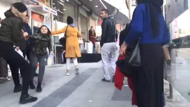Esenyurt'ta Başka Bir Kadınla Gördüğü Erkek Arkadaşını Bıçakladı Başka Bir Kadınla Gördüğü Erkek Arkadaşını Sokak Ortasında Bıçakladı! Kamera Kayıttaydı