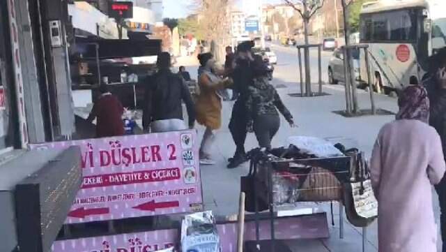 Esenyurt'ta Başka Bir Kadınla Gördüğü Erkek Arkadaşını Bıçakladı Başka Bir Kadınla Gördüğü Erkek Arkadaşını Sokak Ortasında Bıçakladı! Kamera Kayıttaydı