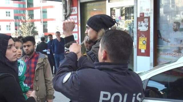Esenyurt'ta Başka Bir Kadınla Gördüğü Erkek Arkadaşını Bıçakladı Başka Bir Kadınla Gördüğü Erkek Arkadaşını Sokak Ortasında Bıçakladı! Kamera Kayıttaydı