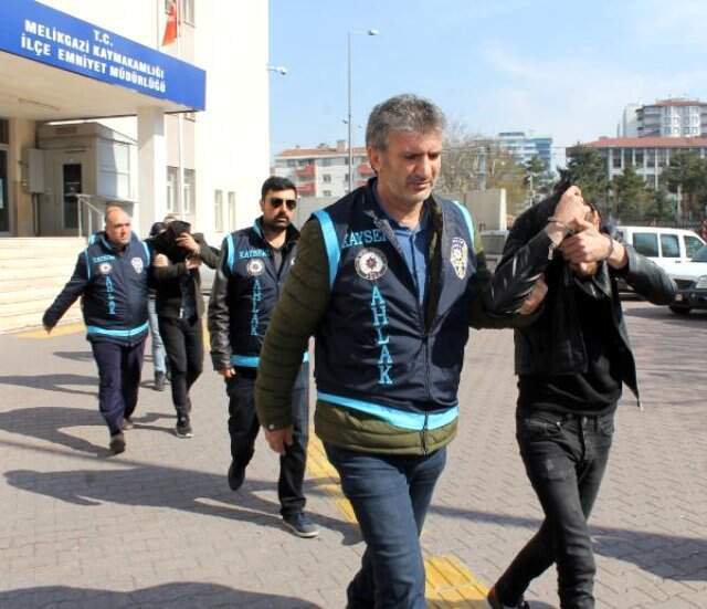 Fantazi İçin Eşlerini Değiştirirken Yakalandılar: 8 Gözaltı Fantazi İçin Eşlerini Değiştirirken Yakalandılar: 8 Gözaltı