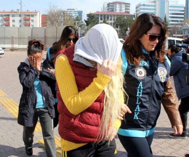 Fantazi İçin Eşlerini Değiştirirken Yakalandılar: 8 Gözaltı Fantazi İçin Eşlerini Değiştirirken Yakalandılar: 8 Gözaltı