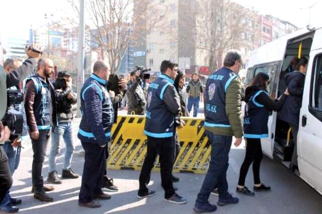 Fantazi İçin Eşlerini Değiştirirken Yakalandılar: 8 Gözaltı Fantazi İçin Eşlerini Değiştirirken Yakalandılar: 8 Gözaltı