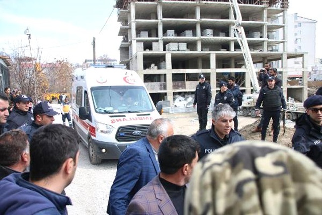 İnşaatın Altıncı Katında Ölen İşçinin Cenazesi Vinçle İndirildi