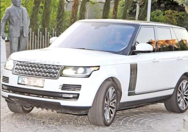 Kıvanç Tatlıtuğ, 800 bin TL'lik Ferrari'si İle Görüntülendi