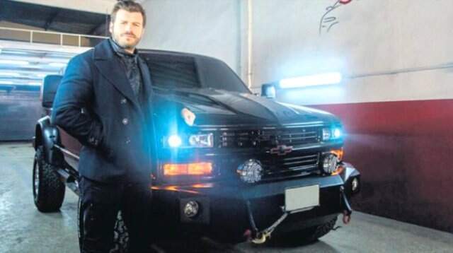 Kıvanç Tatlıtuğ, 800 bin TL'lik Ferrari'si İle Görüntülendi