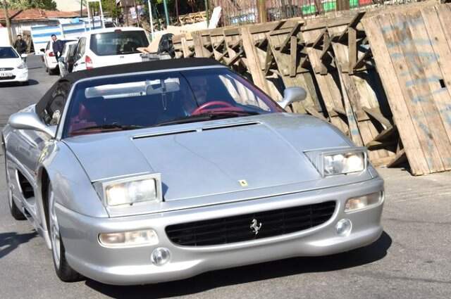 Kıvanç Tatlıtuğ, 800 bin TL'lik Ferrari'si İle Görüntülendi