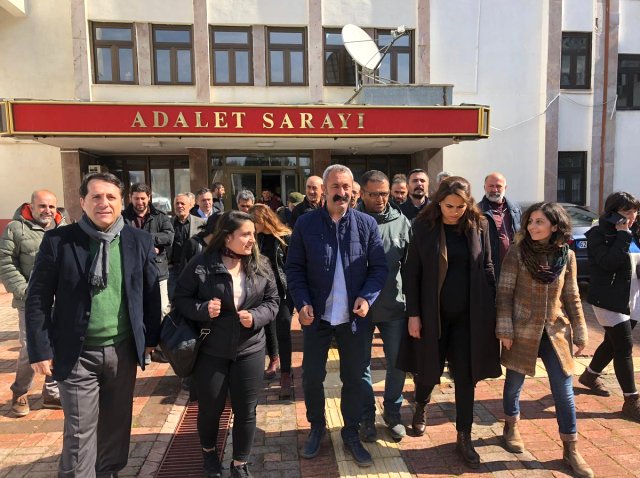 Komünist Başkan Fatih Mehmet Maçoğlu'nun Mazbatasını Alması Halaylarla Kutlandı