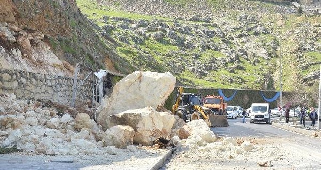 Dağdan Kopan Dev Kaya Parçalarının Düştüğü Yolda Facianın Eşiğinden Dönüldü