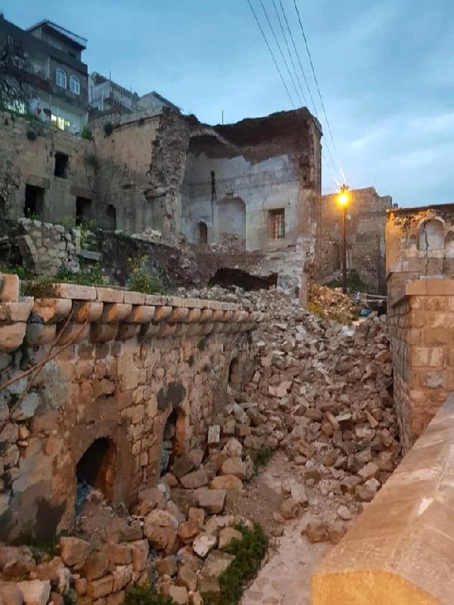 Dağdan Kopan Dev Kaya Parçalarının Düştüğü Yolda Facianın Eşiğinden Dönüldü