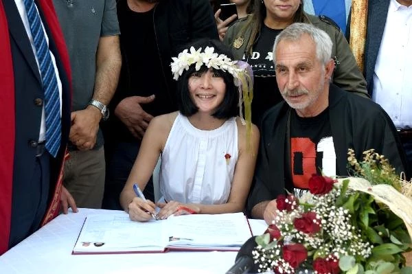 Oyuncu Rıza Akın, Adana'da Portakal Bahçesinde Evlendi