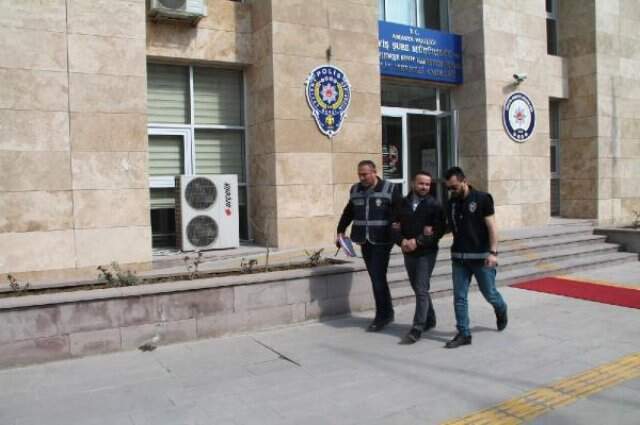 Amasya'da Cezaevi Firarisini, Arkasında Saf Tutan Polis Müdürü Tanıdı Amasya'da Cezaevi Firarisini, Arkasında Saf Tutan Polis Müdürü Tanıdı