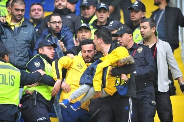 Fenerbahçe Maçında Çıkan Arbede Sonucu Küçük Çocuk Şoka Girdi Fenerbahçe Maçında Çıkan Arbede Sonucu Küçük Çocuk Şoka Girdi