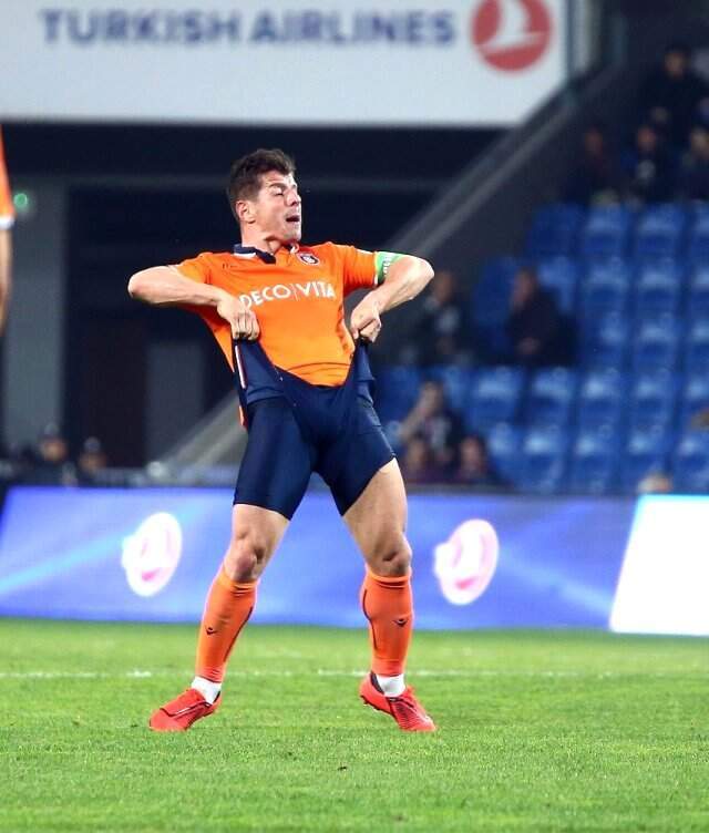 Sarı Kart Gören Emre, Sinirlenerek Formasını Yırttı Sarı Kart Gören Emre, Sinirlenerek Formasını Yırttı