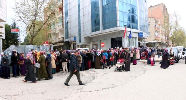 Adıyaman'da 2 Bin 890 Kişinin İşe Alınacağını Duyanlar, İŞKUR Önünde Uzun Kuyruklar Oluşturdu