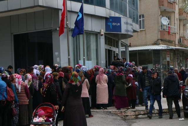 Adıyaman'da 2 Bin 890 Kişinin İşe Alınacağını Duyanlar, İŞKUR Önünde Uzun Kuyruklar Oluşturdu