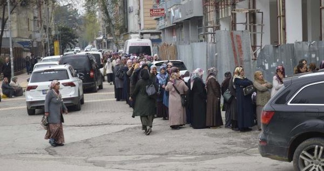 Adıyaman'da 2 Bin 890 Kişinin İşe Alınacağını Duyanlar, İŞKUR Önünde Uzun Kuyruklar Oluşturdu