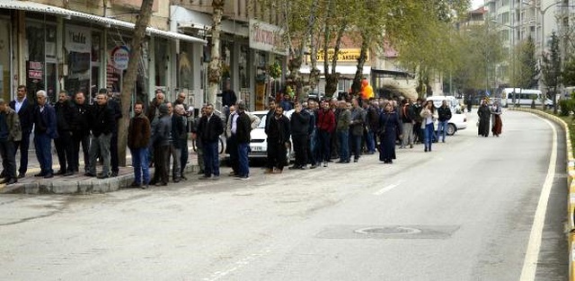 Adıyaman'da 2 Bin 890 Kişinin İşe Alınacağını Duyanlar, İŞKUR Önünde Uzun Kuyruklar Oluşturdu