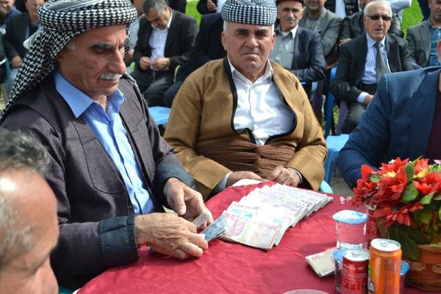 Batman'daki Aşiret Düğününde, Geline 1 Kilo Altın Takıldı