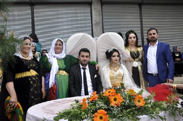 Batman'daki Aşiret Düğününde, Geline 1 Kilo Altın Takıldı