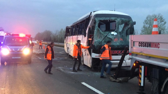 Sakarya'da Yolcu Otobüsü Devrildi: 30 Yaralı