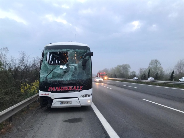 Sakarya'da Yolcu Otobüsü Devrildi: 30 Yaralı