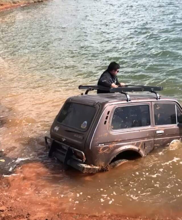 Offroad Tutkunu Genç, Fotoğraf Çekilmek İsterken Suya Gömüldü! Offroad Tutkunu Genç, Fotoğraf Çekilmek İsterken Suyun Dibini Boyladı!
