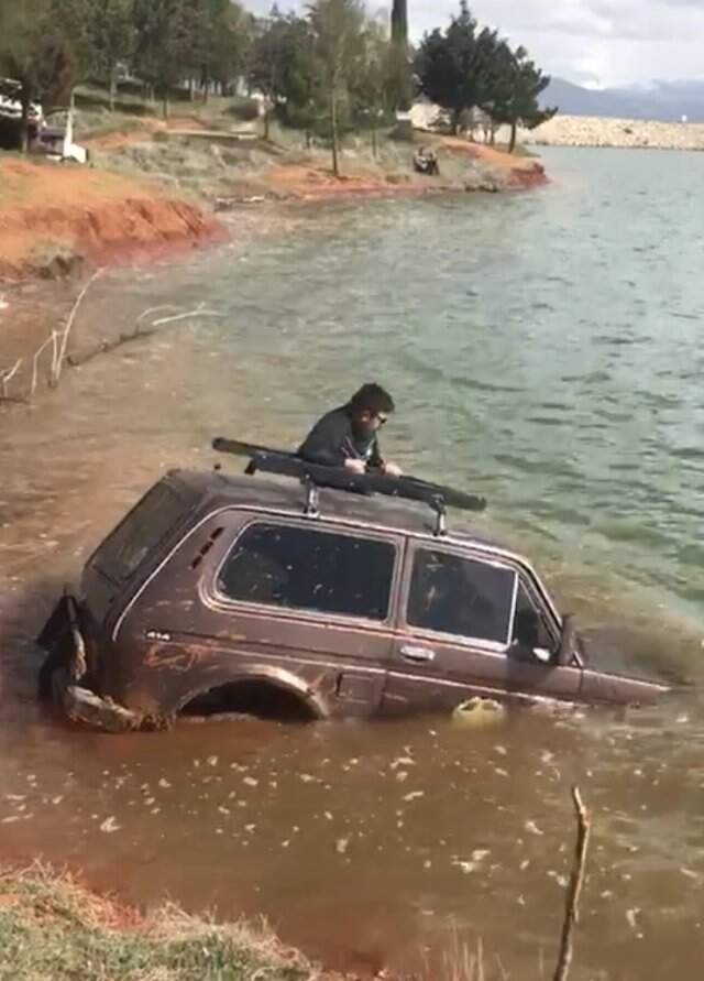 Offroad Tutkunu Genç, Fotoğraf Çekilmek İsterken Suya Gömüldü! Offroad Tutkunu Genç, Fotoğraf Çekilmek İsterken Suyun Dibini Boyladı!