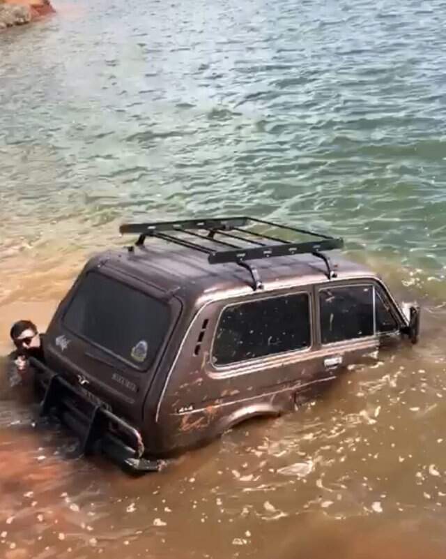 Offroad Tutkunu Genç, Fotoğraf Çekilmek İsterken Suya Gömüldü! Offroad Tutkunu Genç, Fotoğraf Çekilmek İsterken Suyun Dibini Boyladı!