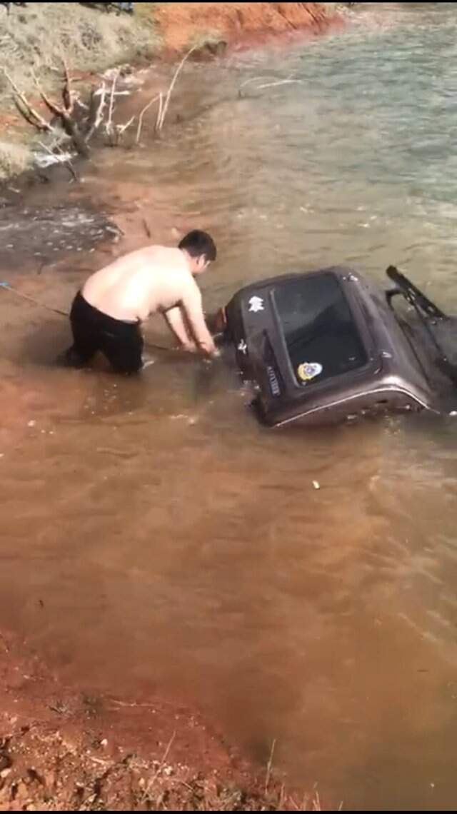 Offroad Tutkunu Genç, Fotoğraf Çekilmek İsterken Suya Gömüldü! Offroad Tutkunu Genç, Fotoğraf Çekilmek İsterken Suyun Dibini Boyladı!