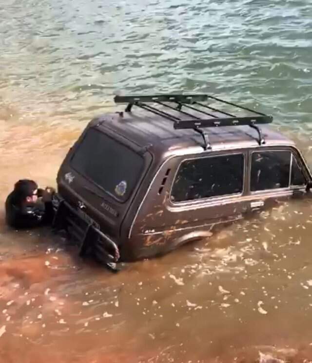 Offroad Tutkunu Genç, Fotoğraf Çekilmek İsterken Suya Gömüldü! Offroad Tutkunu Genç, Fotoğraf Çekilmek İsterken Suyun Dibini Boyladı!