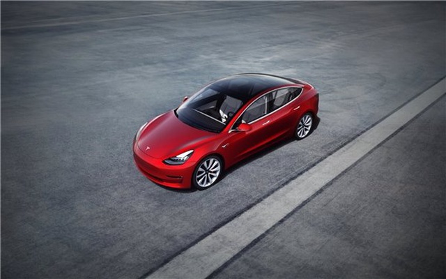 Performans Güçlendirmeli Tesla Model 3'ün Ferrari'ye Kafa Tuttuğu Kapışma Videosu
