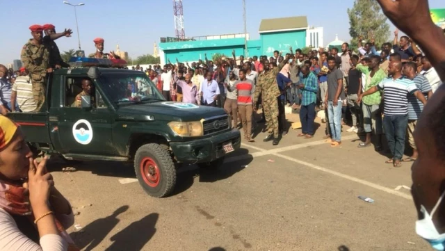 Sudan'da Ne Oluyor?: Başkent Hartum'da Bazı Askeri Birlikler 'Göstericileri Korudu'