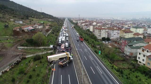TEM'de Feci Kaza: 20 Kilometrelik Araç Kuyruğu Oluştu TEM'de Feci Kaza! TIR Parçalandı, Kasadaki Büyükbaş Hayvanlar Yola Savruldu