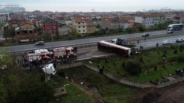 TEM'de Feci Kaza: 20 Kilometrelik Araç Kuyruğu Oluştu TEM'de Feci Kaza! TIR Parçalandı, Kasadaki Büyükbaş Hayvanlar Yola Savruldu