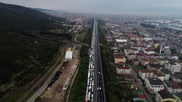 TEM'de Feci Kaza: 20 Kilometrelik Araç Kuyruğu Oluştu TEM'de Feci Kaza! TIR Parçalandı, Kasadaki Büyükbaş Hayvanlar Yola Savruldu