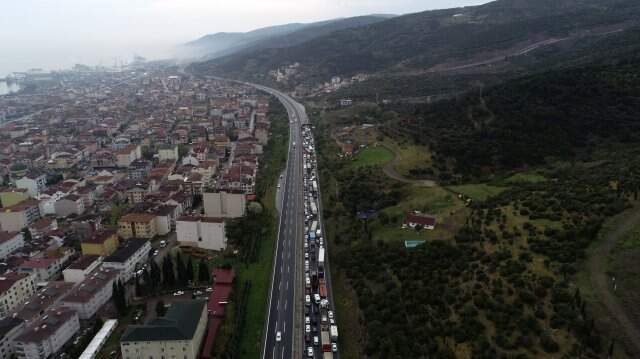 TEM'de Feci Kaza: 20 Kilometrelik Araç Kuyruğu Oluştu TEM'de Feci Kaza! TIR Parçalandı, Kasadaki Büyükbaş Hayvanlar Yola Savruldu