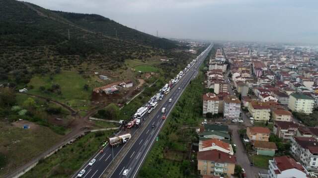 TEM'de Feci Kaza: 20 Kilometrelik Araç Kuyruğu Oluştu TEM'de Feci Kaza! TIR Parçalandı, Kasadaki Büyükbaş Hayvanlar Yola Savruldu