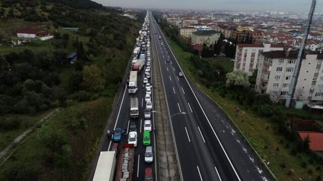 TEM'de Feci Kaza: 20 Kilometrelik Araç Kuyruğu Oluştu TEM'de Feci Kaza! TIR Parçalandı, Kasadaki Büyükbaş Hayvanlar Yola Savruldu