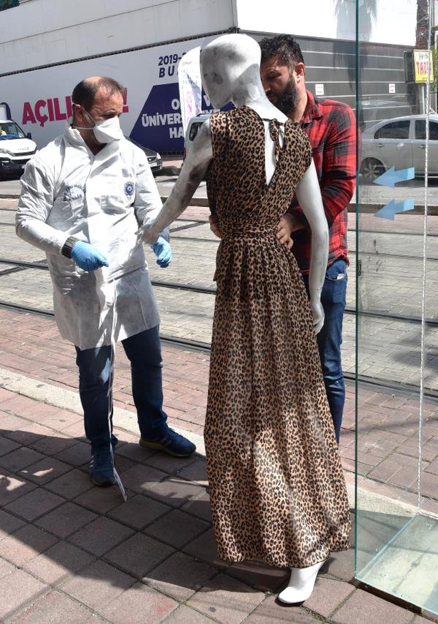 İğrenç Olay Kamerada! Üzerindeki Kürkü Çaldıkları Cansız Mankeni Taciz Ettiler