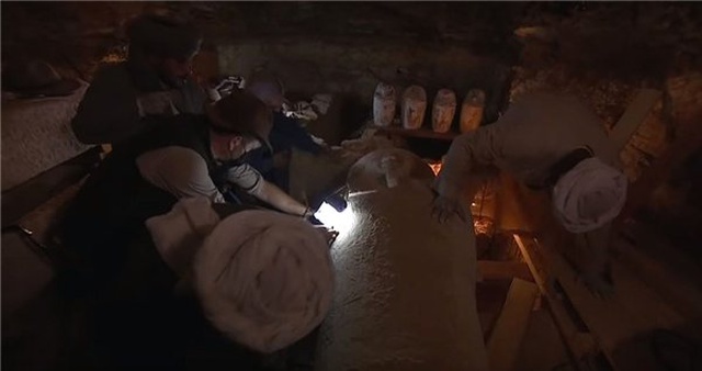 Discovery Channel, Bir Lahitin Açılma Anını Canlı Yayınladı