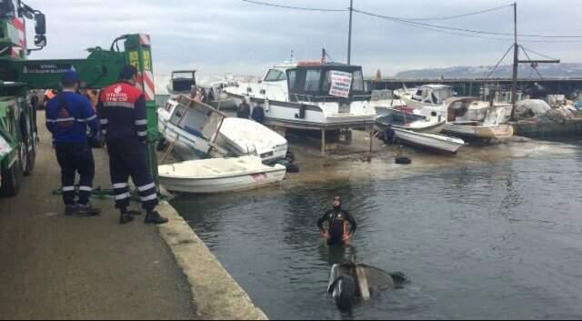 Alkol Alıp Aracıyla Denize Uçan Genci, Denize Atlayan Vatandaş Boğulmaktan Kurtardı