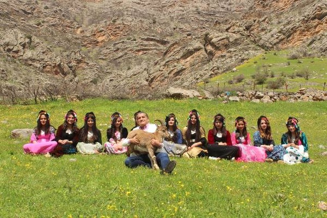 Türkücü Aydın Aydın, Çukurca Dağlarında Dağ Keçisiyle Klip Çekti