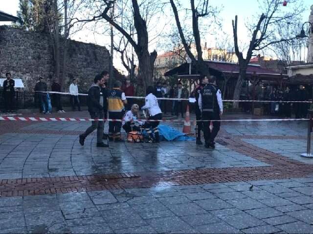 Galata Kulesi'nin Terasından Aşağı Düşen Kadın Hayatını Kaybetti Galata Kulesi'nin Terasından Aşağı Düşen Kadın Hayatını Kaybetti