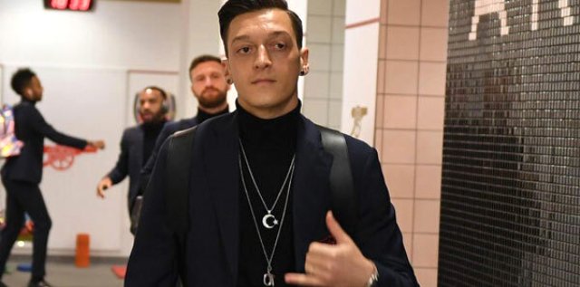 Mesut Özil, Napoli Maçı Öncesi Taktığı Ay-Yıldızlı Kolyeyle Dikkat Çekti