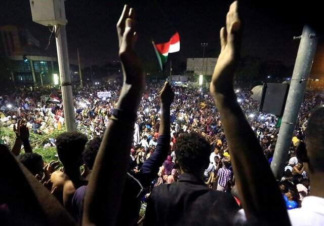 Son Dakika! Sudan'da Darbe: Ordu Yönetime El Koydu, Devlet Başkanı Görevi Bıraktı Sudan'da Darbe! Ordu Yönetime El Koydu, Devlet Başkanı Görevi Bıraktı