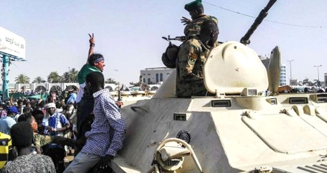 Sudan'da Darbe Girişimi! <a class='keyword-sd' href='/ordu/' title='Ordu'>Ordu</a> Devlet Televizyonu Binasını Kuşattı