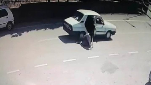 Koca Şiddeti Kamerada! Önce Otomobilden Attı, Sonra İnip Dövdü