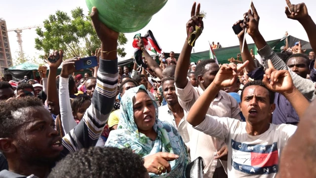 Ömer El Beşir: Sudan'da Askeri Oligarşi Nasıl İktidarda Kaldı, Hangi Ülkeler Kaybetti?