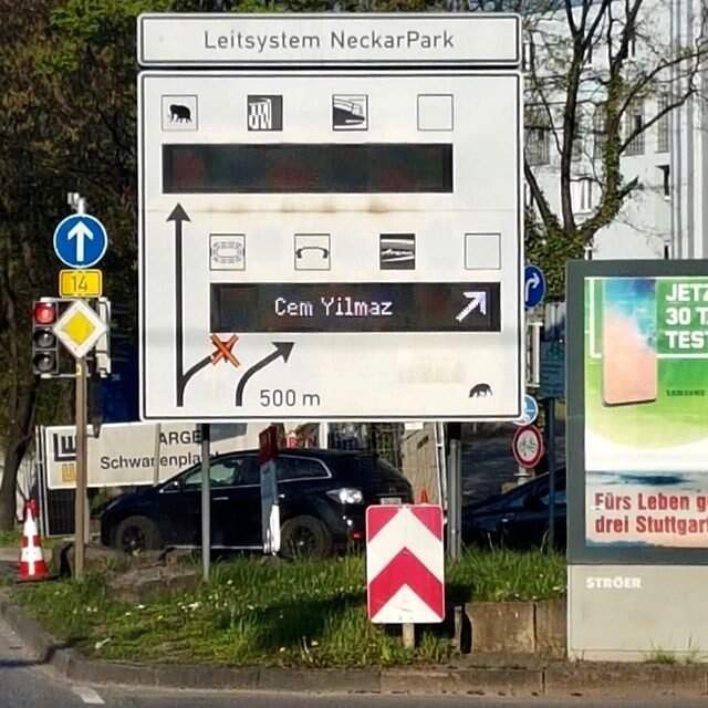 Cem Yılmaz, Tabela Paylaşımıyla Sosyal Medyada Çok Konuşuldu!